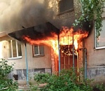 В Астрахани из-за горевшего мусора в подъезде пришлось выводить людей на улицу и более двух часов тушить пожар