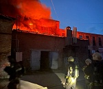 В Астрахани на общей площади 860 кв. метров сгорели склад и заброшенный дом