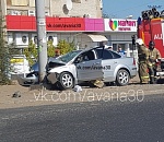 В Астрахани пьяный таксист врезался в бетонный столб