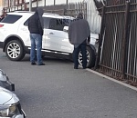 Форд против забора. У астраханского гипермаркета произошла мощная авария