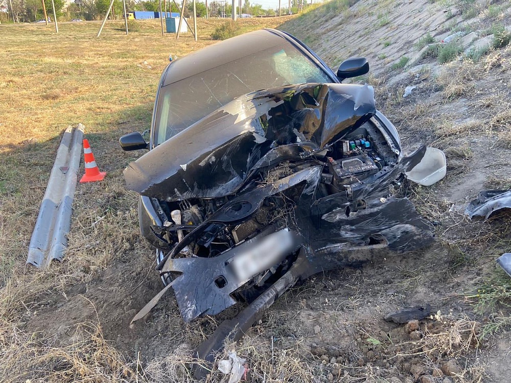 Молодой астраханец на Камри вылетел с Нового моста