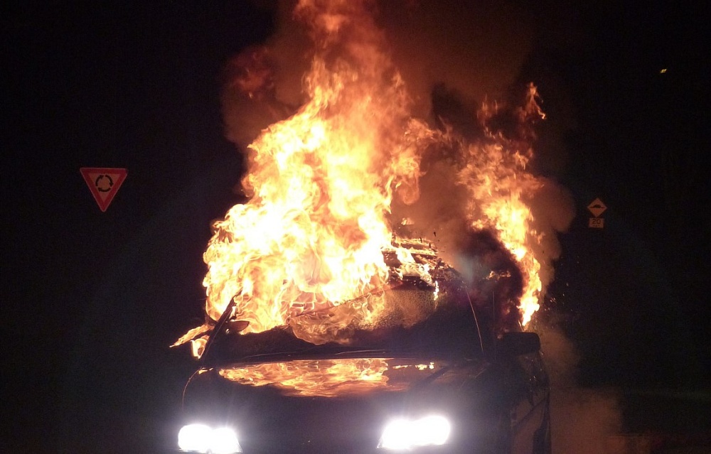 Астраханец поджег автомобиль полиции, думая, что участвует в проверке