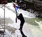 Астраханец подрался с российским флагом, который оказался сильнее: видео
