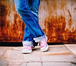 Астраханского подростка дерзко ограбили на остановке общественного транспорта