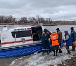 В Красноярском районе у затонувшей переправы работают водолазы