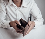  Директор астраханской фирмы оставил 40 сотрудников без зарплаты