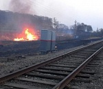 В Астраханской области разгорелся крупный пожар вдоль железнодорожных путей