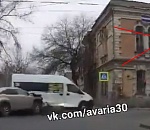 В Астрахани женщина на Лексусе устроила дорожный хаос: кадры паровозика из маршрутки и нескольких Лад 