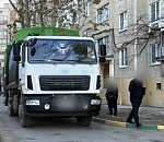  Сегодня утром в Астрахани мусоровоз насмерть задавил пожилую женщину