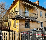Астраханцы каждый день наблюдают за разрушением балкона на улице Маркина