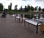 Астраханец самостоятельно установил урны у лавочек на Лебедином озере