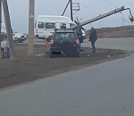 В Астрахани фонарный столб помял внедорожник