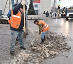 В Астрахани 220 дворников очищают сегодня тротуары и дороги