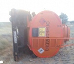 На астраханской трассе опрокинулся бензовоз