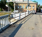 В Астрахани меньше чем за сутки восстановили на Троицком мосту ограждение, снесенное «Ладой»