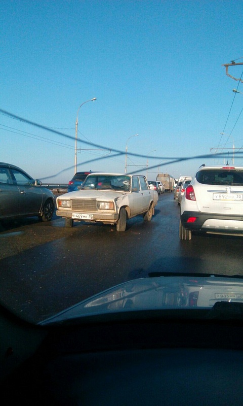 В Астрахани на Новом мосту пробка: произошло запутанное ДТП