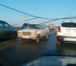 В Астрахани на Новом мосту пробка: произошло запутанное ДТП