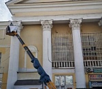 В Астрахани красят клуб ТРЗ, моют фасады зданий и убирают рекламу