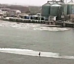 В Астрахани спасли рыбака, которого унесло на льдине