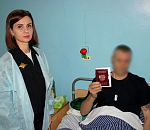 Раненым бойцам в астраханском госпитале вручили новые паспорта взамен сгоревших 