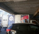 В Астрахани под мостом Главпочтамта застряла «Газель»