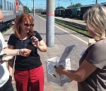 Астраханские железнодорожники поздравили пассажиров с Днем семьи, любви и верности