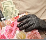 Директор астраханской школы требовала с педагогов взятки за покровительство