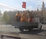 Астраханские священники провели авто-крестный ход с красными флагами