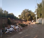 В  астраханском микрорайоне мусорная площадка превратилась в большую свалку