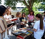 В Астрахани  библиотекари и волонтеры бесплатно раздавали книги прямо на улице