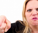 Астраханка, защищая знакомого, ударила полицейского