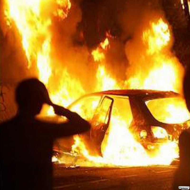 В Астрахани из-за сигареты сгорели два гаража и два автомобиля