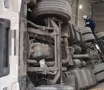 В Астрахани опрокинувшийся зерновоз зажал водителя