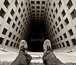 В Астрахани 15-летняя девочка прыгнула с крыши