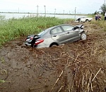 Под Астраханью два автомобиля съехали в водоем: один человек погиб