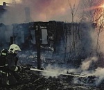 Под Астраханью серию пожаров хозпостроек тушили несколько часов