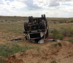 Под Астраханью опрокинулся мусоровоз: водителю стало плохо в пути