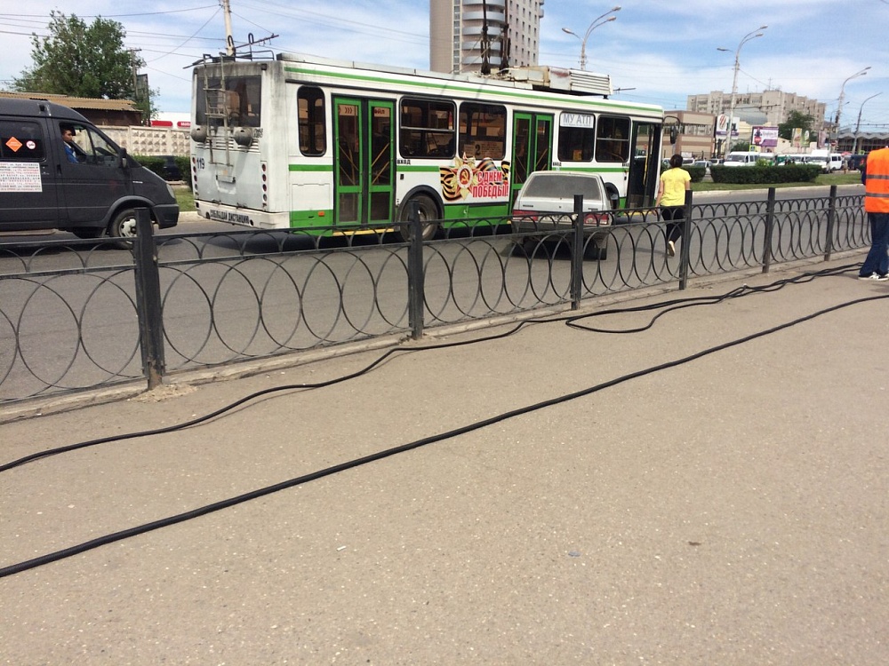 В Астрахани легковушка врезалась в троллейбус