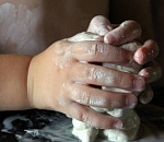 Астраханские школьники лепили сосуды из глиняных жгутов