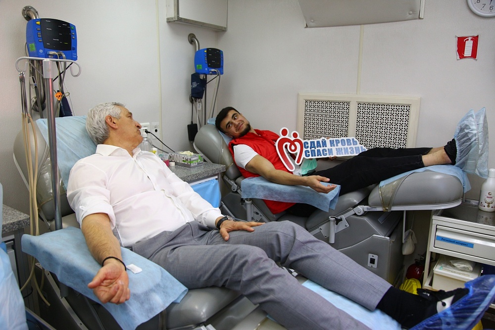 Депутат Государственной Думы Леонид Огуль поддержал донорское движение в Астрахани и сдал кровь
