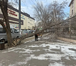 Астраханские коммунальщики продолжают бороться с последствиями стихии