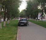 В Астрахани автомобиль из-за ДТП вылетел на пешеходную аллею