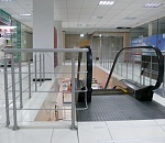 В астраханском торговом центре с эскалатора упала 11-летняя девочка