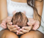 Астраханке, чтобы вернуть своего ребенка, пришлось доказать, что она его мать