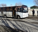 В Астраханской области автобус переехал дорожника