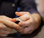 Следователь полиции собрал компромат на астраханца и вымогал деньги за молчание