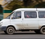 В Астрахани столкнулись маршрутка и иномарка: пострадала девушка