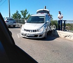 В Астрахани на мосту повис легковой автомобиль