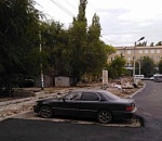 В Астрахани дорожники умудрились положить асфальт в обход припаркованного автомобиля