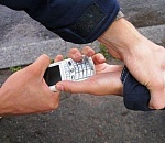 Астраханка ночью дала позвонить незнакомцу и осталась без телефона